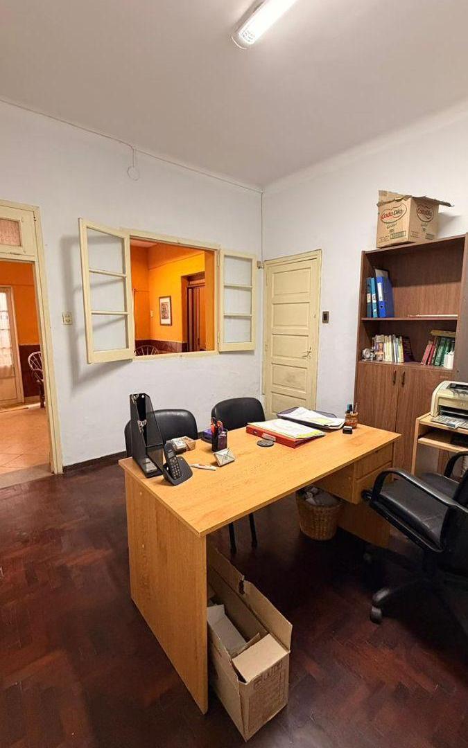 Casa en planta baja en PH 3 dormitorios, terraza con parrillero. Posibilidad de uso comercial/profes