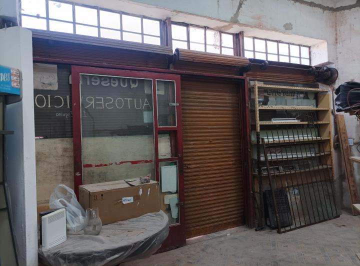 Excelente Local en esquina c/cortina metálica, gran altura y sin expensas 2