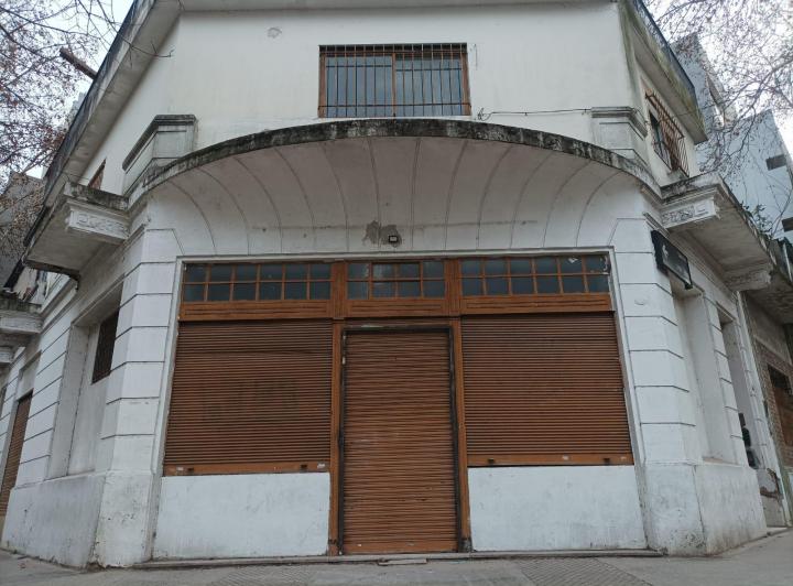 Excelente Local en esquina c/cortina metálica, gran altura y sin expensas 1