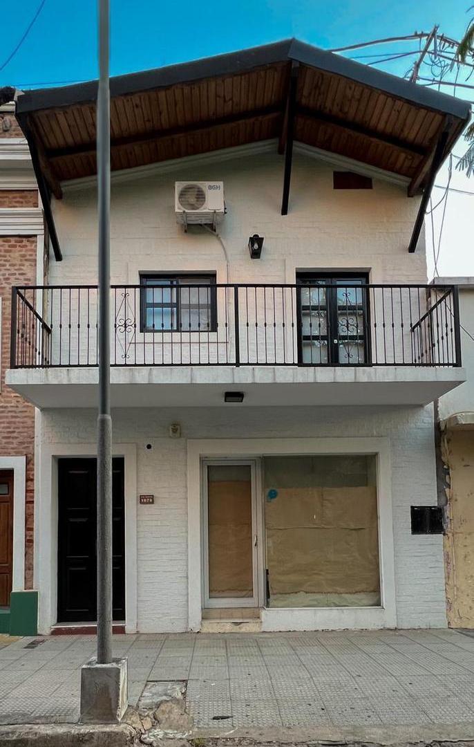DUPLEX EN VENTA 2 dormitorios 3 baños + 1 ambiente apto para local comercial