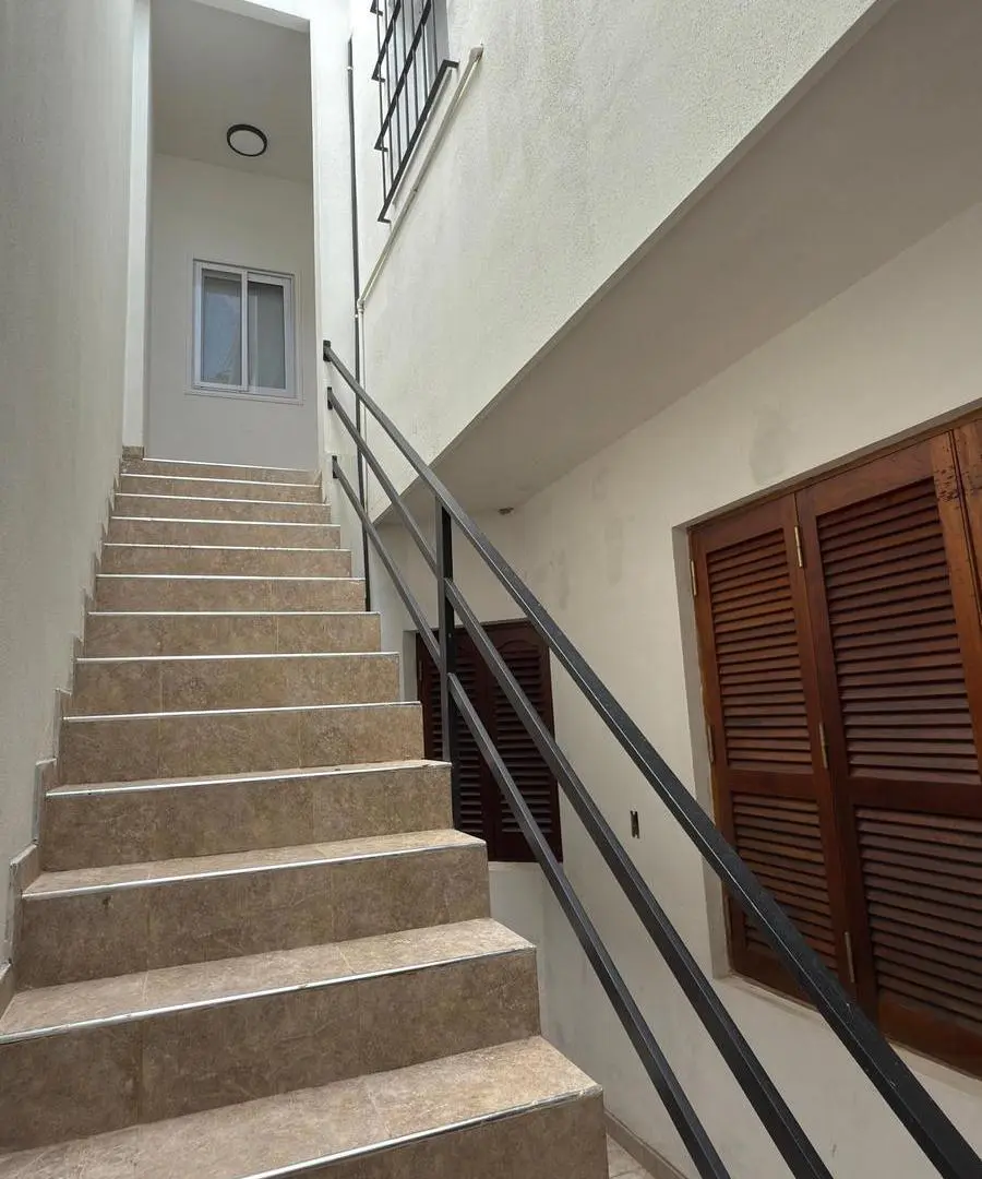 DUPLEX EN VENTA 2 dormitorios 3 baños + 1 ambiente apto para local comercial 5