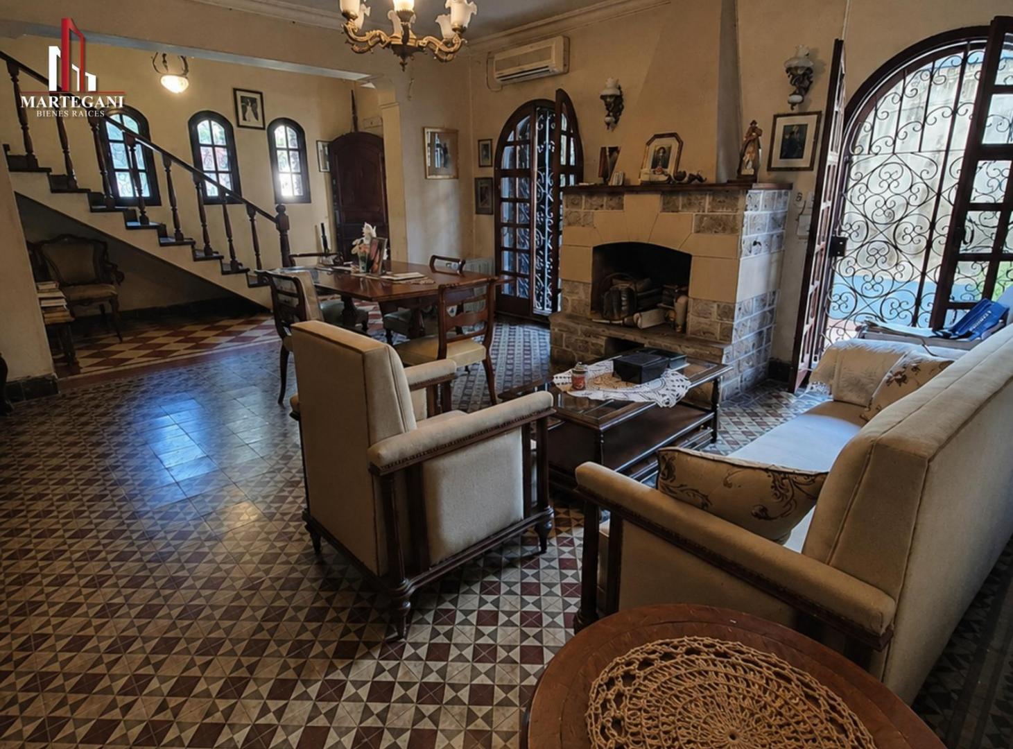 Foto de Casa Centenaria a Refaccionar, 4 Dormitorios, Barrio La Cruz, imagen 2