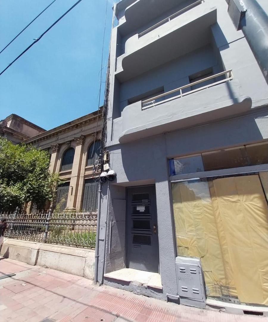 Departamento 1dor sobre Av Gral Paz Casi Humberto Primo