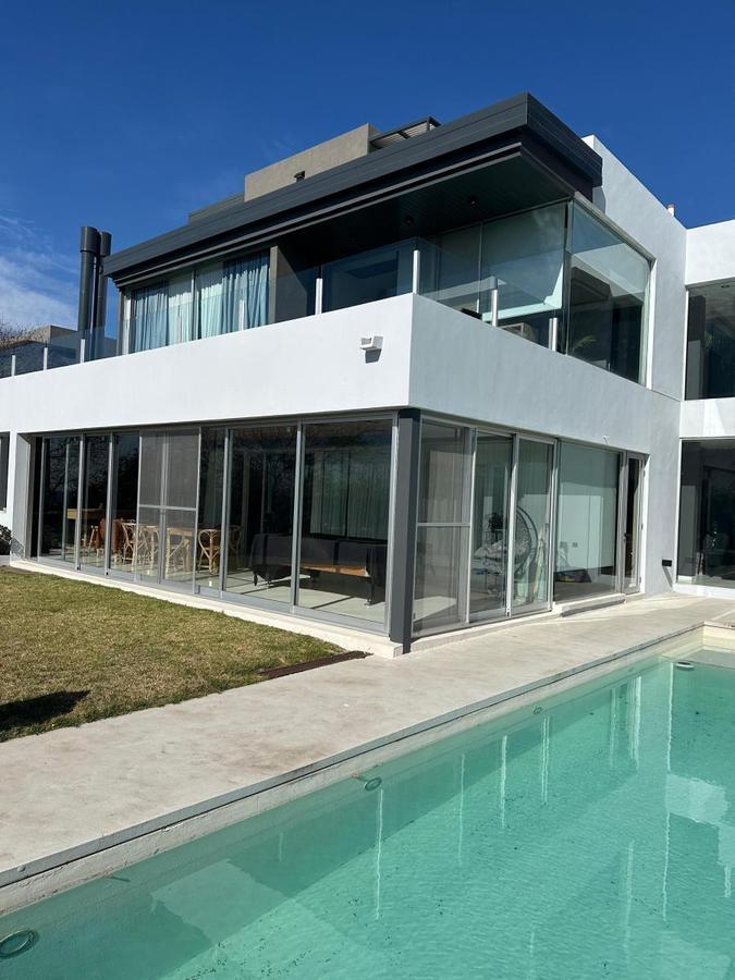 Exclusiva casa Estancia Q2 Mendiolaza 4 dormitorios en suite