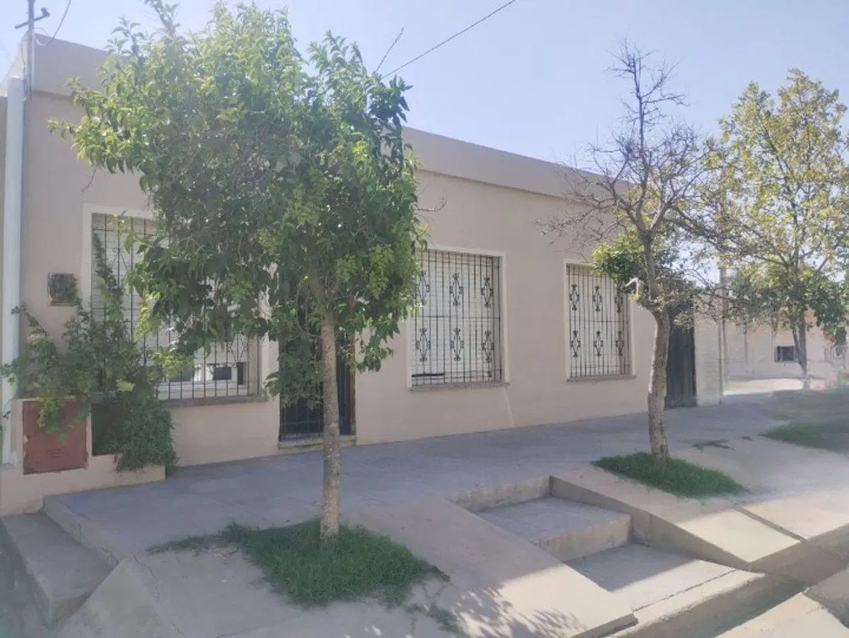 Casa y terreno Salta 427. 1