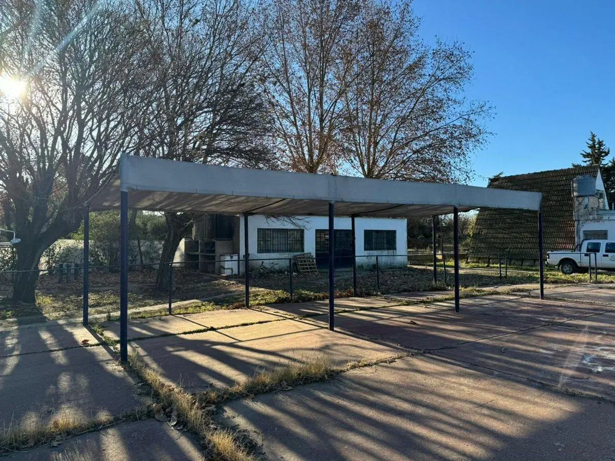 Casa con quincho   sobre  Rucanelo 3663 4