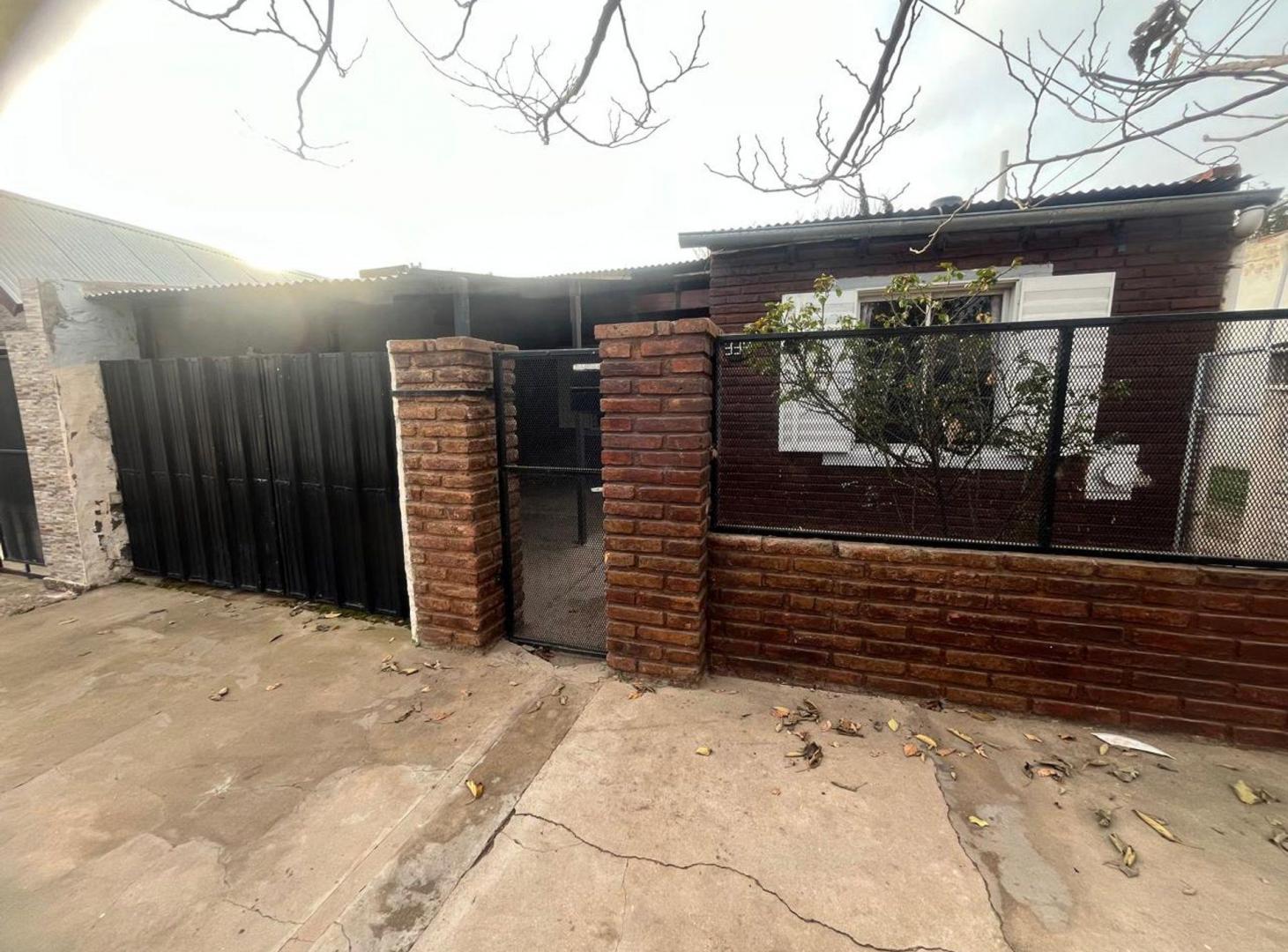 Casa en Paraná 336 entre Estrada y Alte. Brown