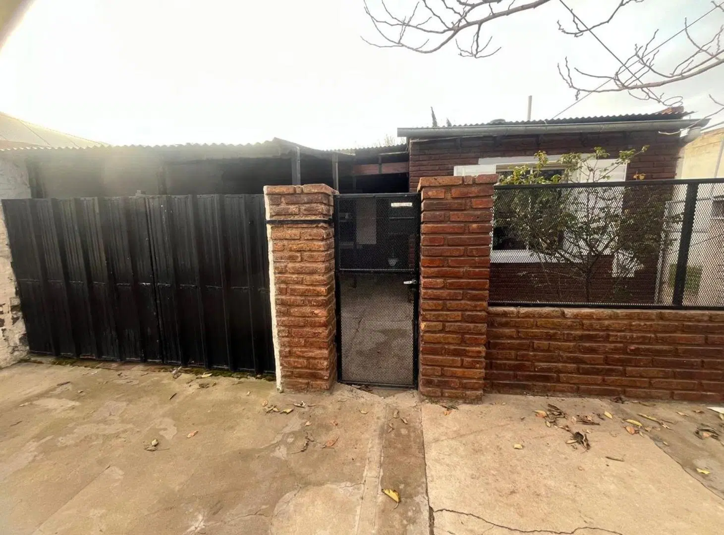 Casa en Paraná 336 entre Estrada y Alte. Brown 5