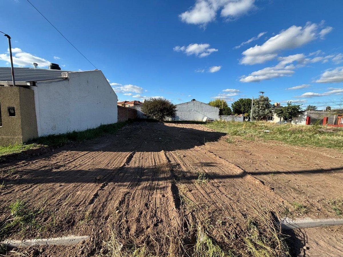 Terreno en Cavero entre R. Pereyra y Sergio Lopez