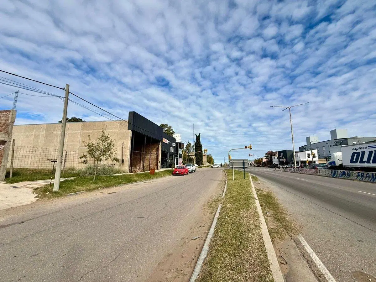 Terreno en Circunvalación casi Avenida Palacios. 3