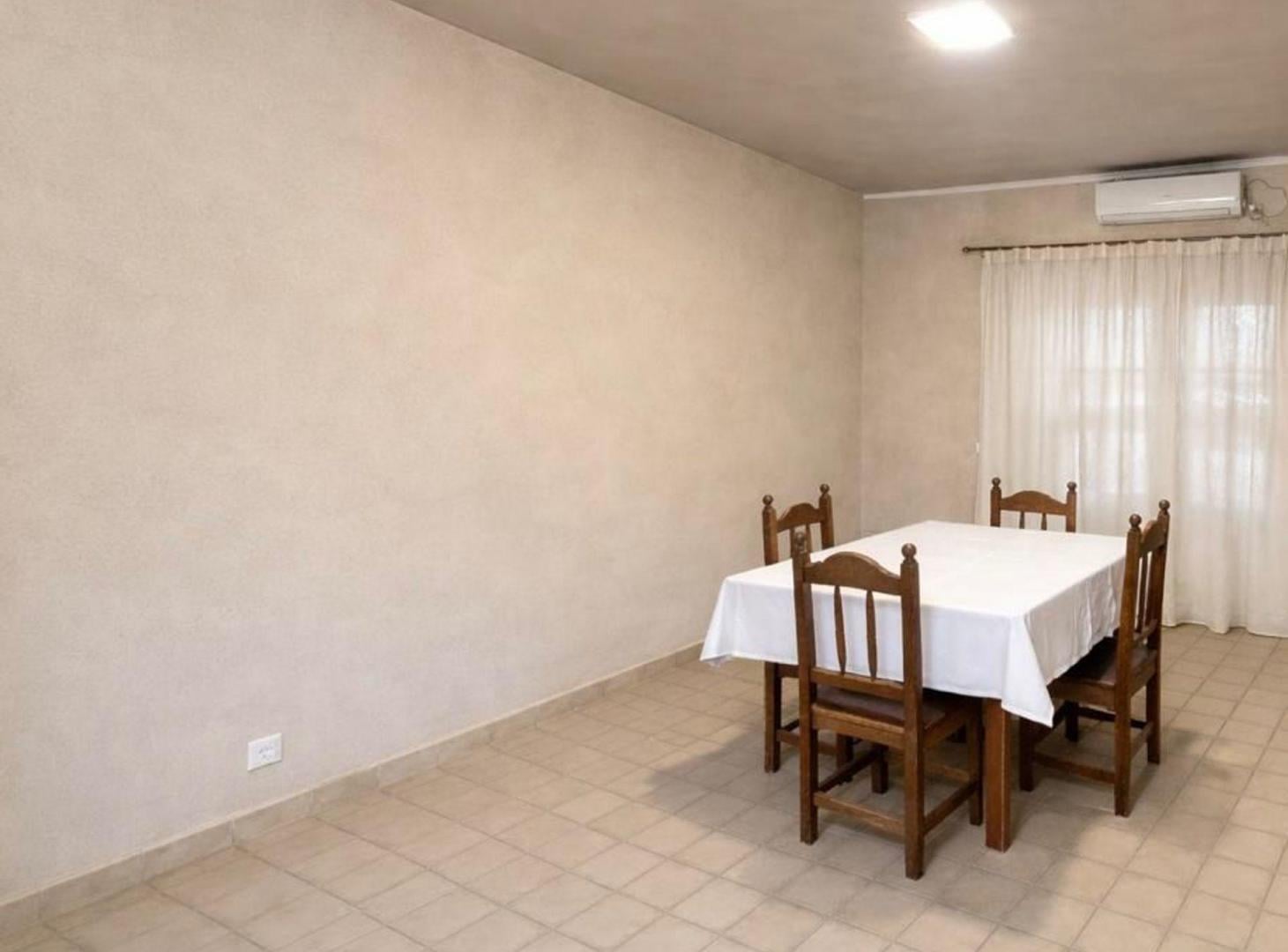 Casa en Hipolito Yrigoyen 523 e/Oliver y Garibaldi