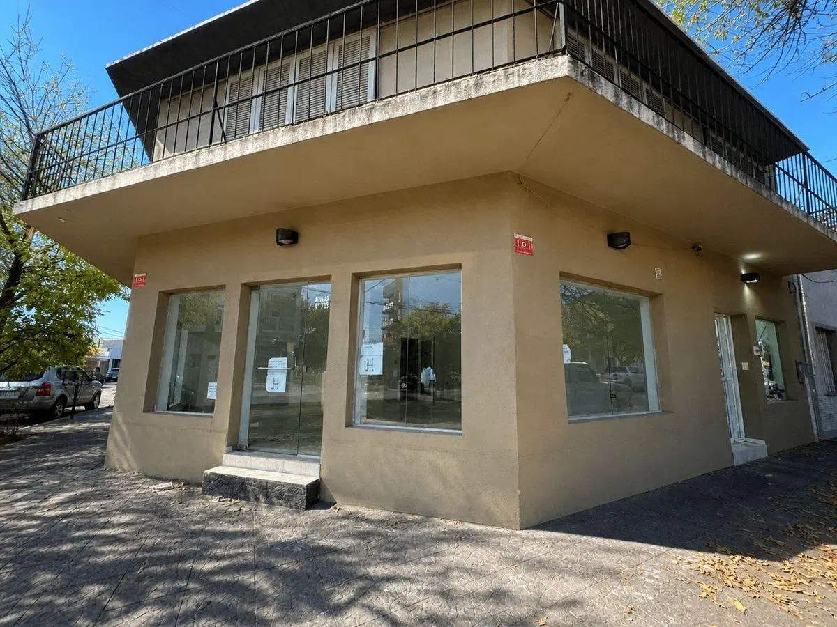 Local comercial en M. T. Alvear esq Urquiza 2