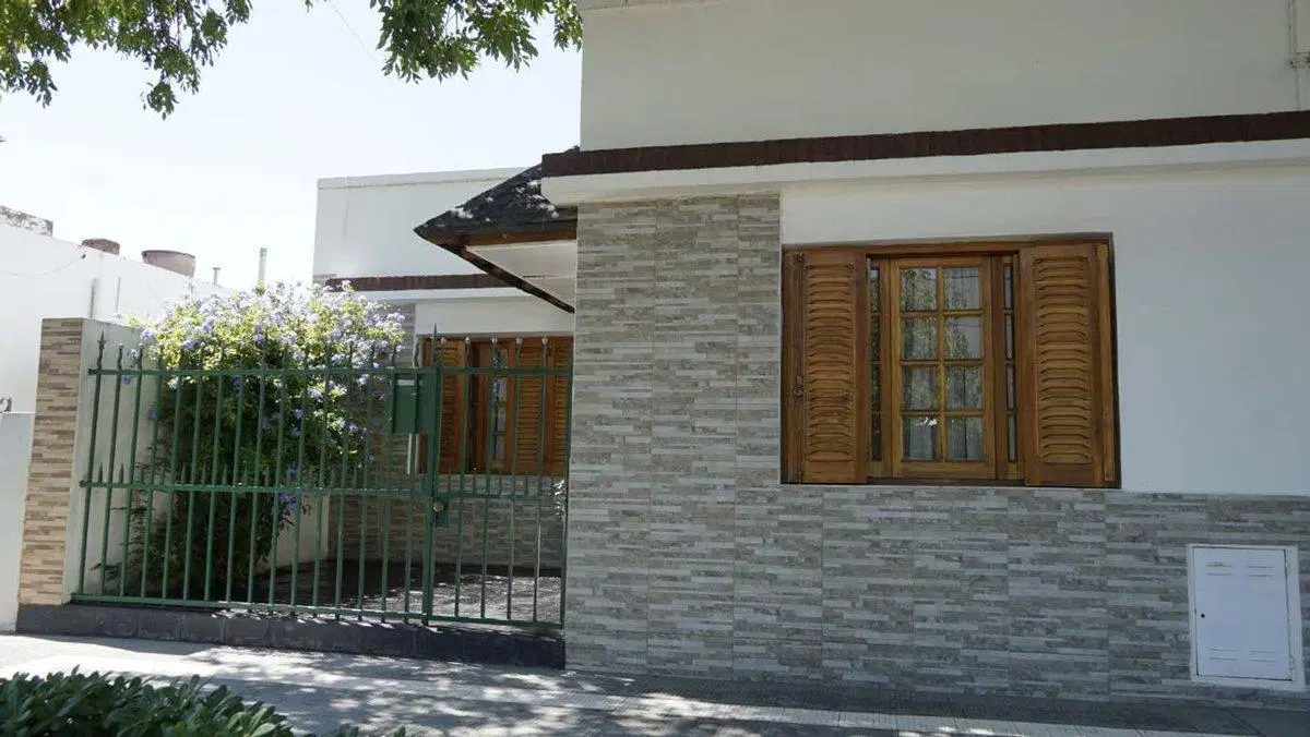 Casa en  Civit 157 entre España y Marmol 2