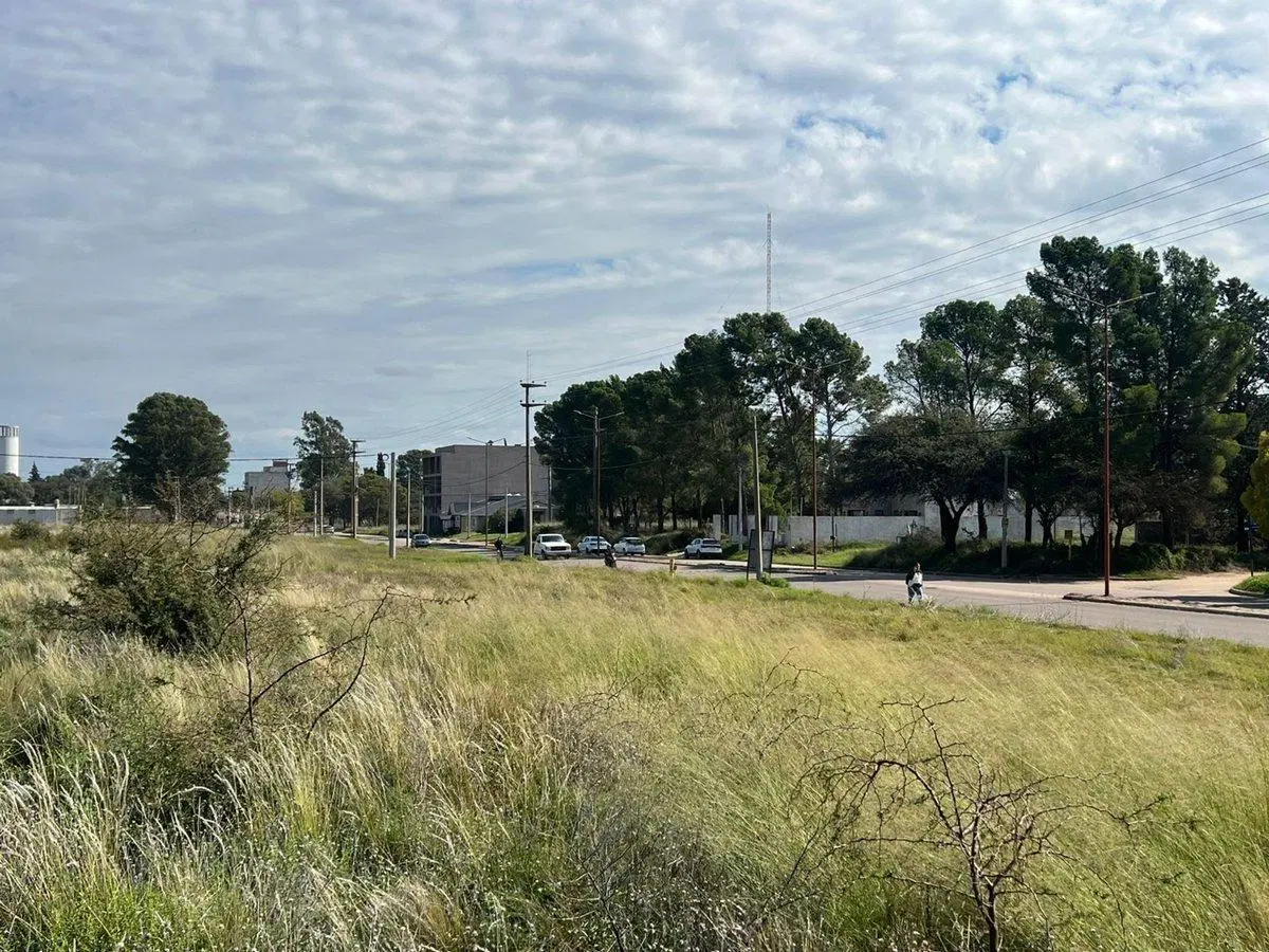 Terreno sobre Av. Palacios e/ Tello y Toscano Sur 5