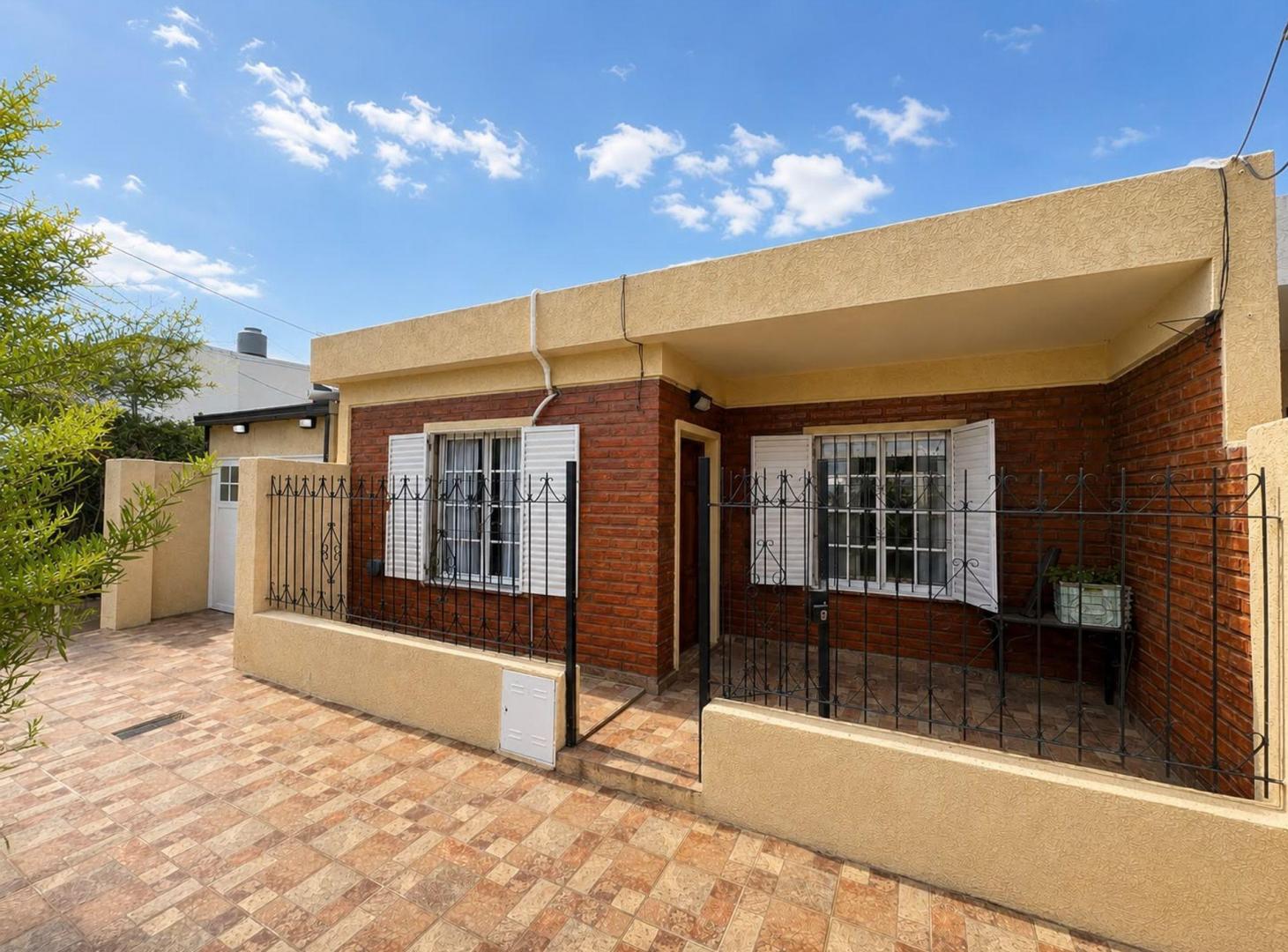 Casa en Monseñor Serafini 1759