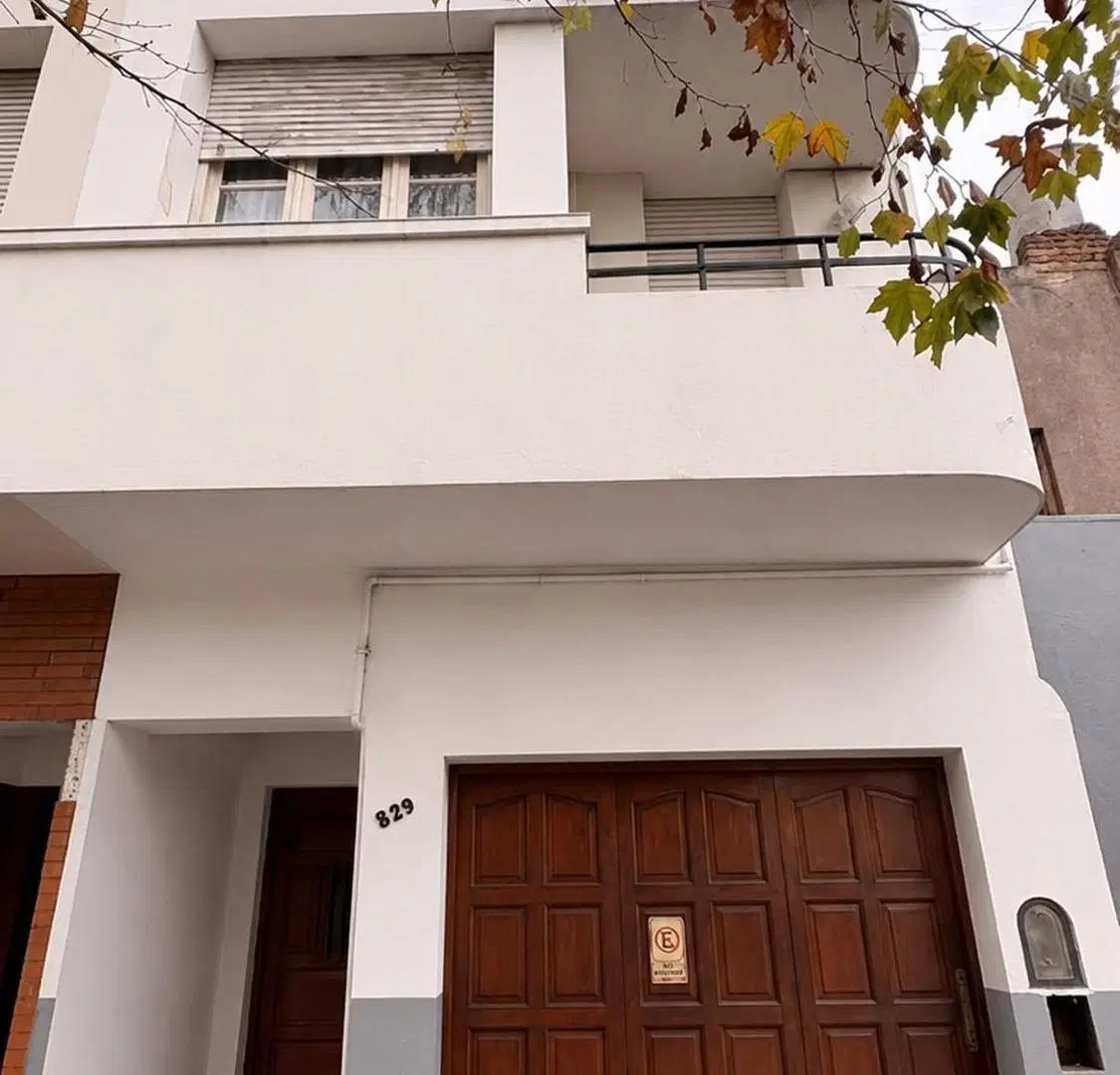 Casa en Avenida San Martin N° 829 e/ 17 y 19 4