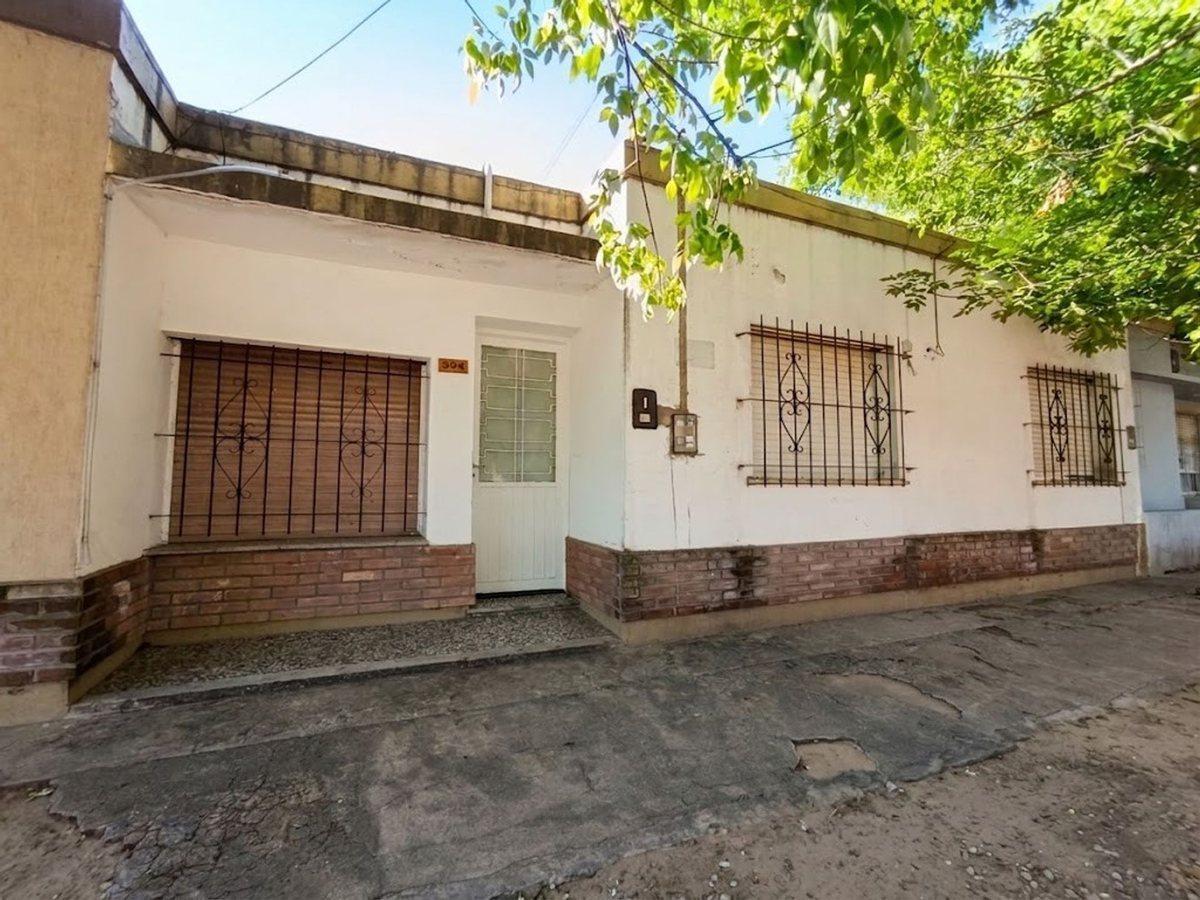 Foto de Casa + Salón comercial en Alte. Brown 802, imagen 2