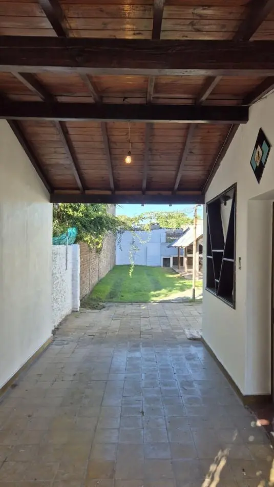 CASA EN ALQUILER CON GRAN PARQUE, QUINCHO Y UBICACION INMEJORABLE 2