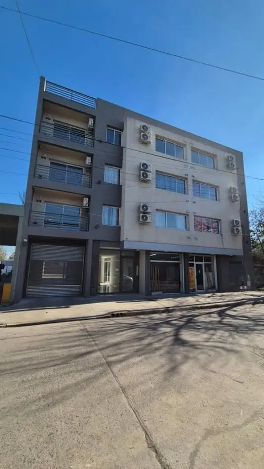 ALQUILER DE DEPARTAMENTO MODERNO A METROS DE LA ESTACION - CON BALCON, COCHERA Y BAJAS EXPENSAS. 2