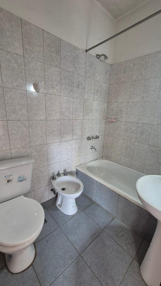 Alquiler Departamento 3 Ambientes a 300 mts Acc. Oeste con Cochera y Balcon