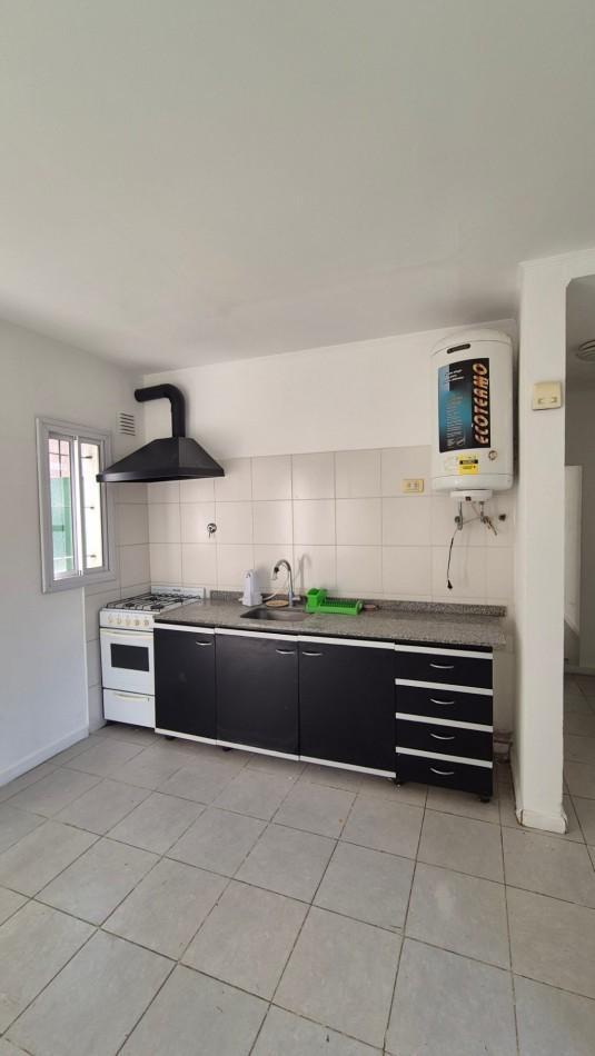 ¡Alquiler de Monoambiente con espacio dividio, patio y Cochera en Paso del Rey centro!