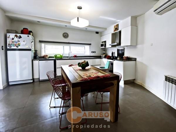 Foto de Venta Casa Moderna 4 Ambientes con Piscina y Quincho | 10 Cuadras, imagen 2