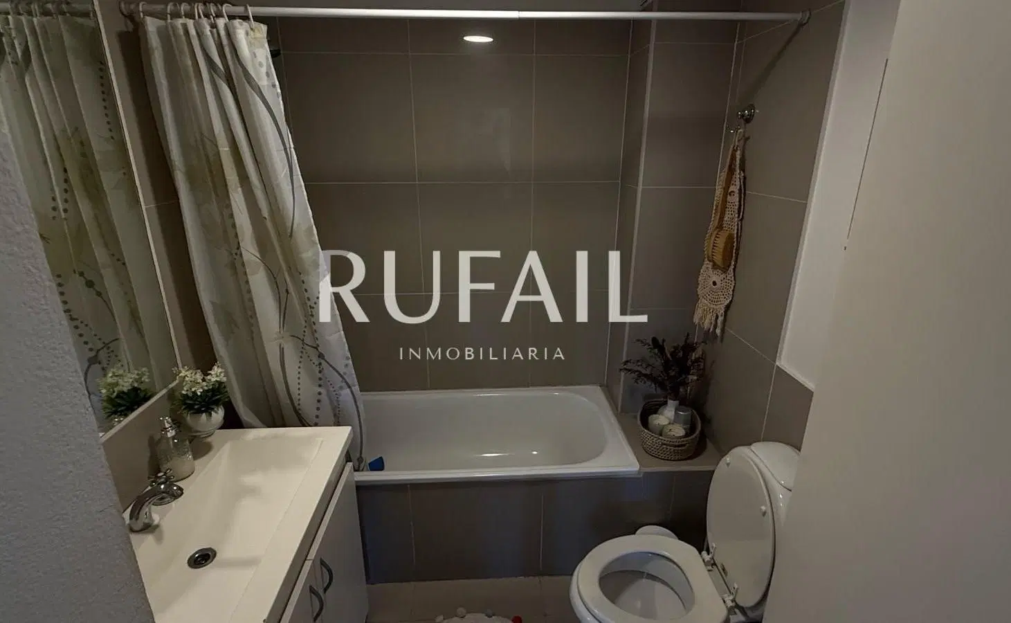 DEPTO EN VENTA. COMPLEJO SUREÑO. 2 DORM, 3 BAÑOS. COCHERA 2