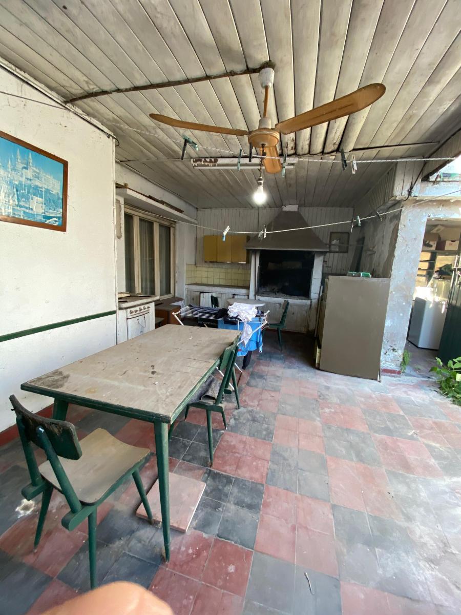 CASA CON GARAJE EN VENTA EN LA ZONA DE REMEDIOS DE ESCALADA