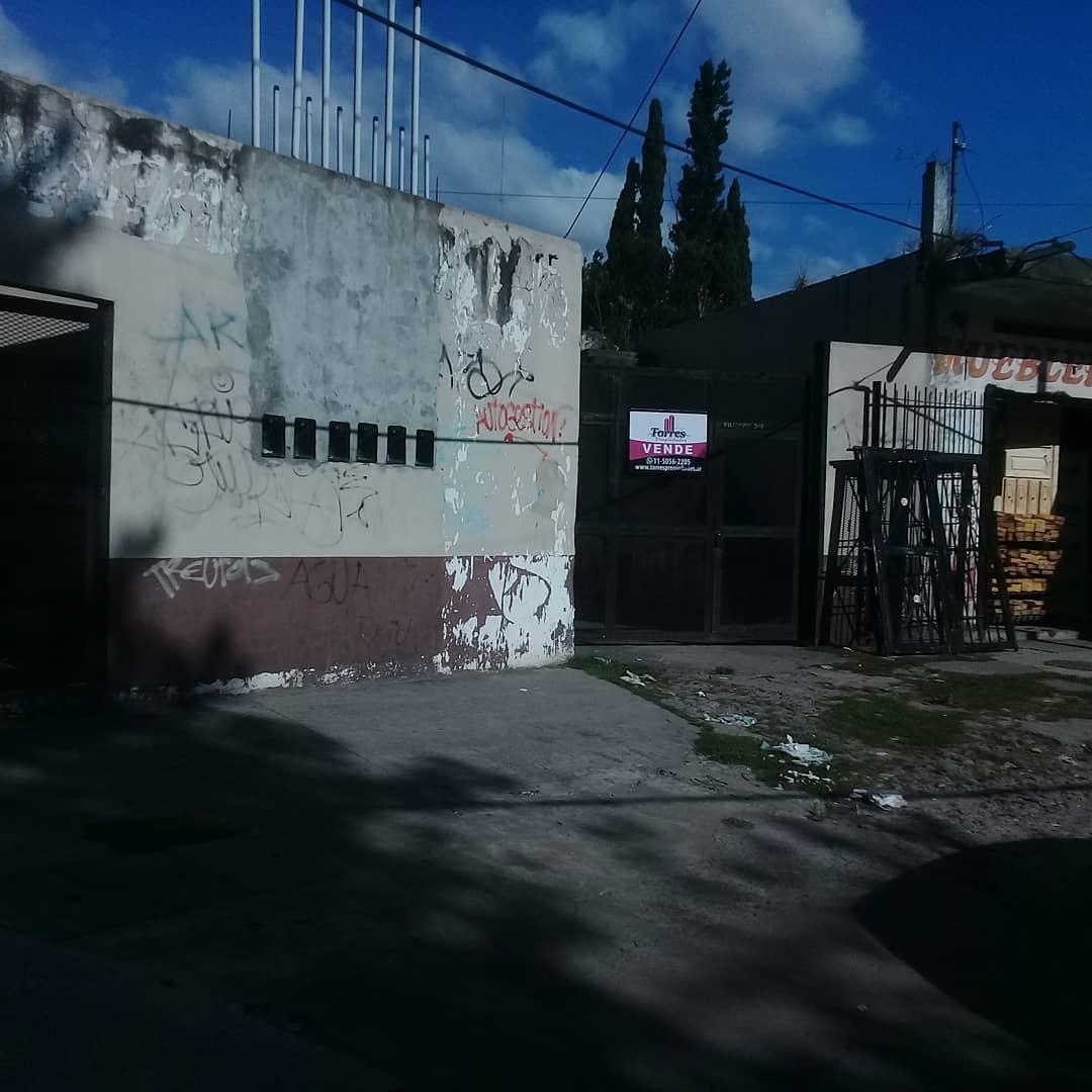 Excelente oportunidad para INVERSORES frente a la estación de Villa Fiorito . 