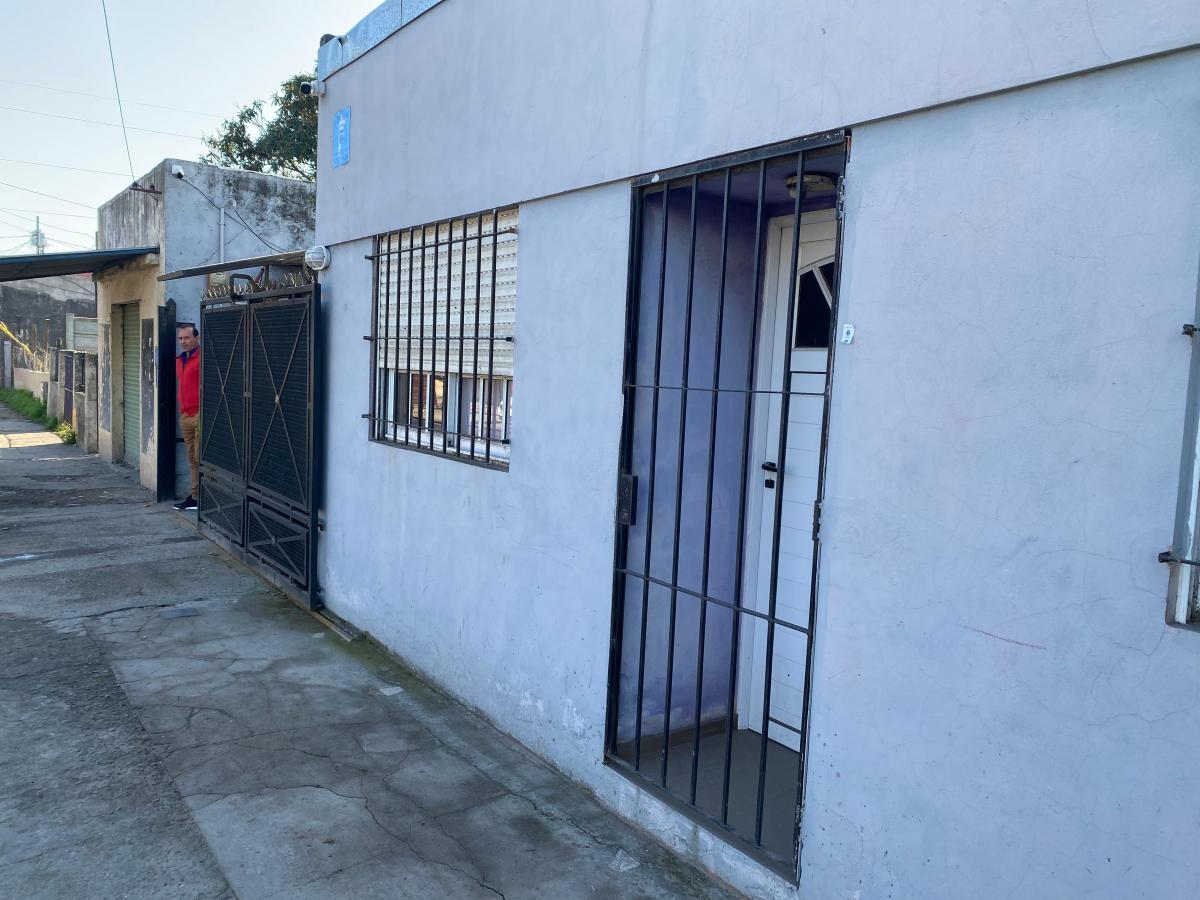 Nuevo Precio: Oportunidad de Compra en La Zona de Burzaco. Ideal Tres Familias 2