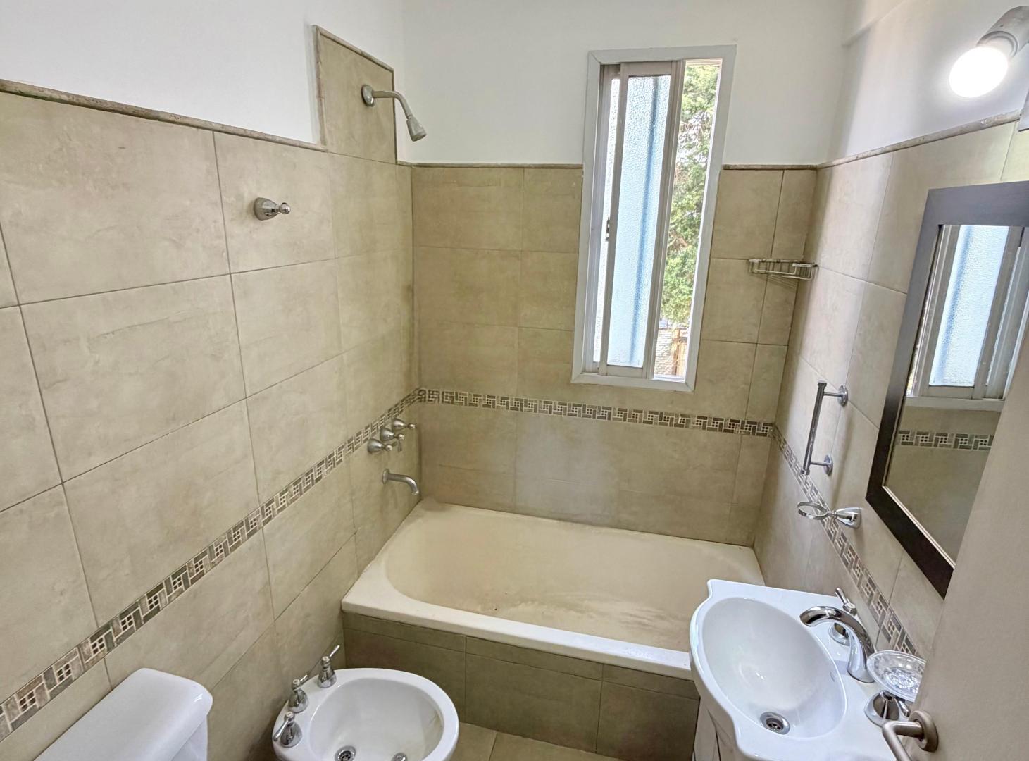 Foto de Departamento de 58 m² con 2 dormitorios en alquiler en Temperley, imagen 2