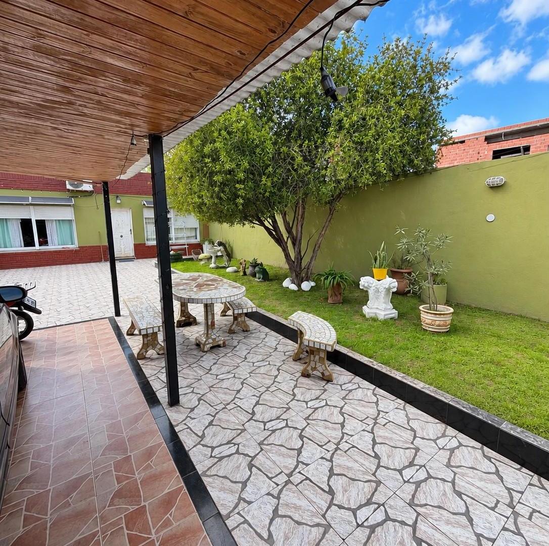 Foto de Casa de 312 m² con 2 habitaciones en venta en Lomas de Zamora, imagen 1