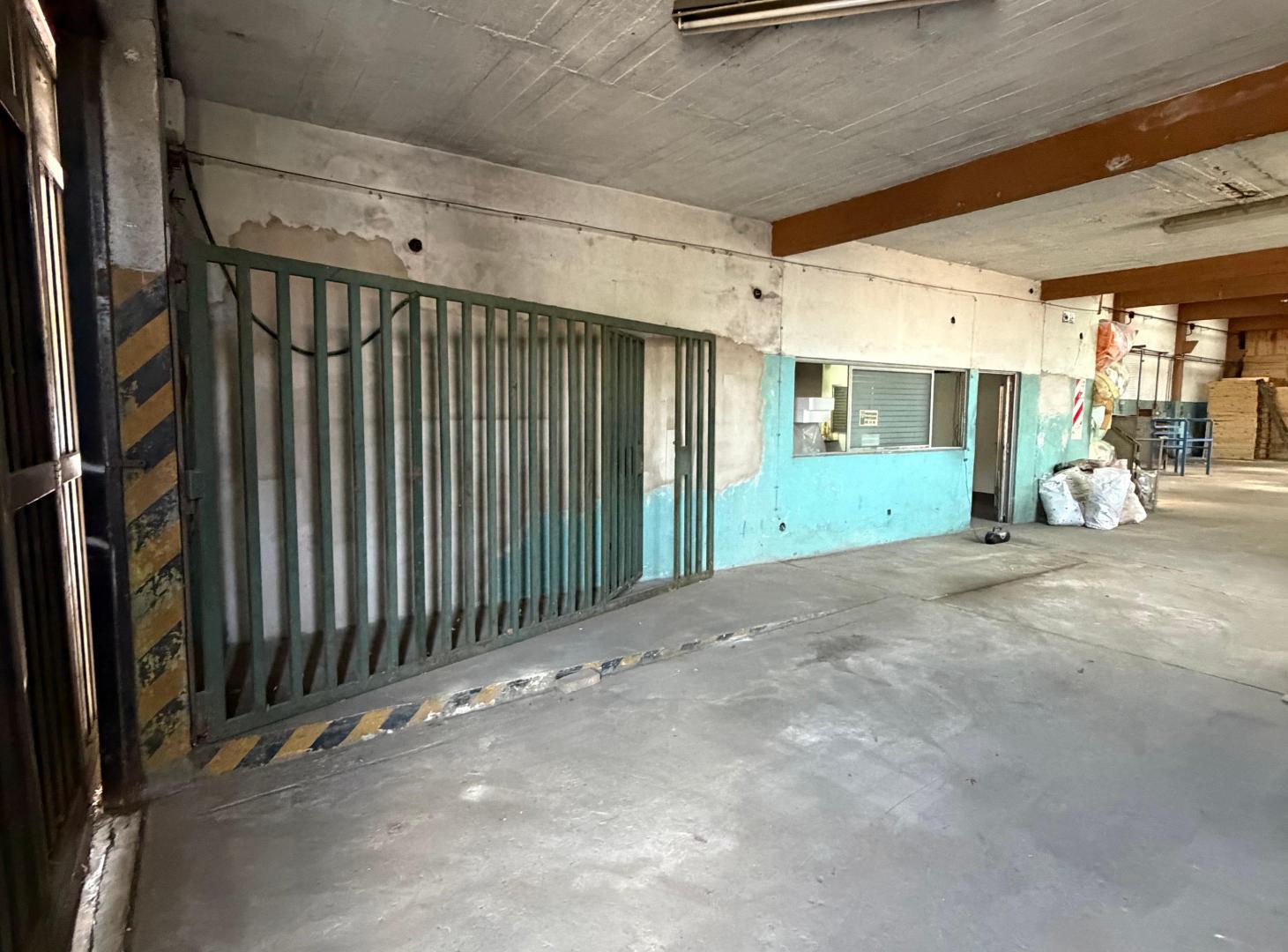 Foto de Galpon de 880 m² con oficinas en alquiler en Lomas de Zamora, imagen 2