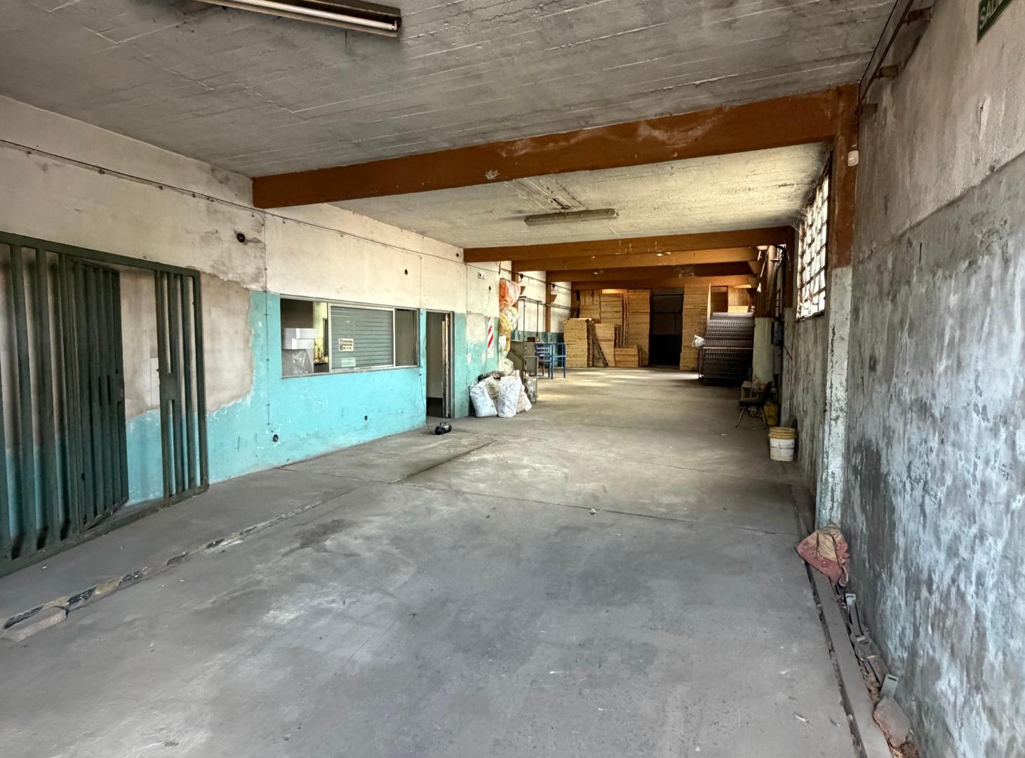 Foto de Galpon de 880 m² con oficinas en alquiler en Lomas de Zamora, imagen 3