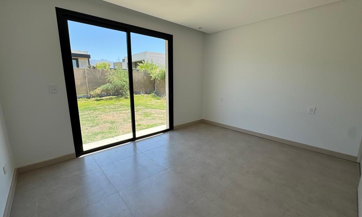 Vende Casa a Estrenar en Aguaribay Barrio Privado 5