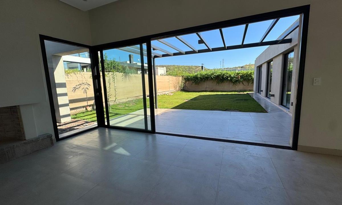 Vende Casa a Estrenar en Aguaribay Barrio Privado 4