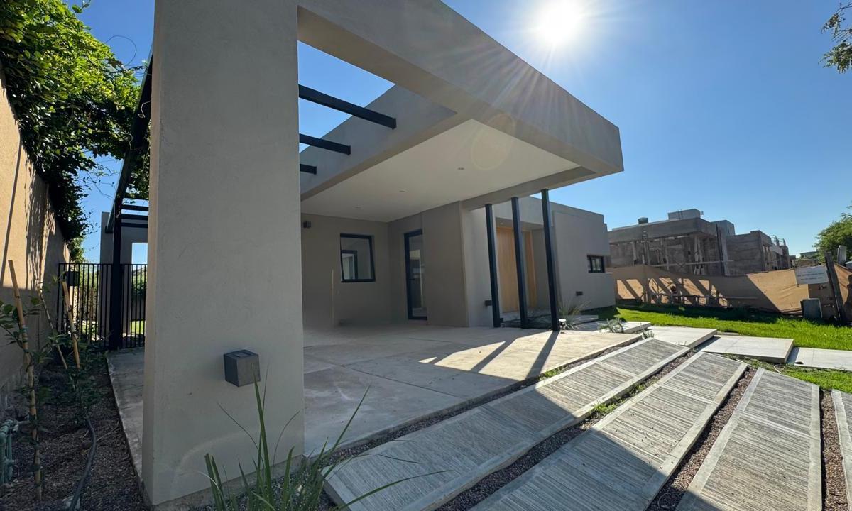 Vende Casa a Estrenar en Aguaribay Barrio Privado 3
