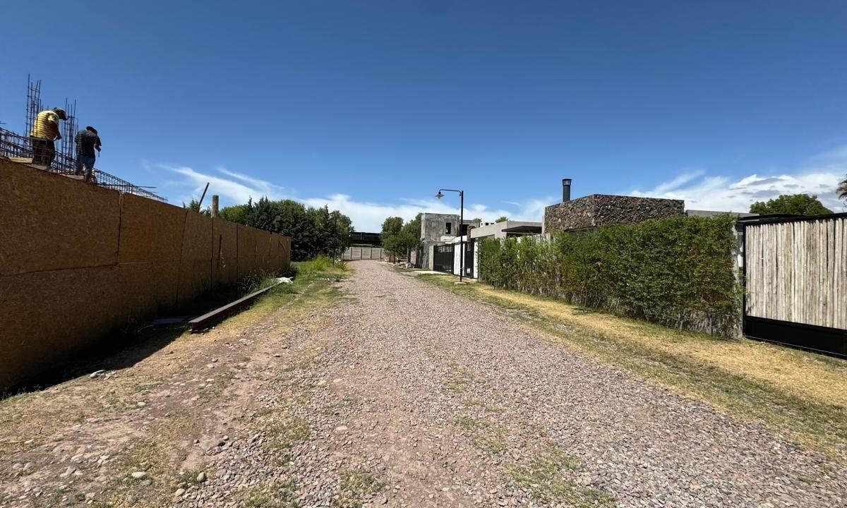 Vende Lote Sobre Pueyrredon Chacras de Coria - Callejon Privado 4