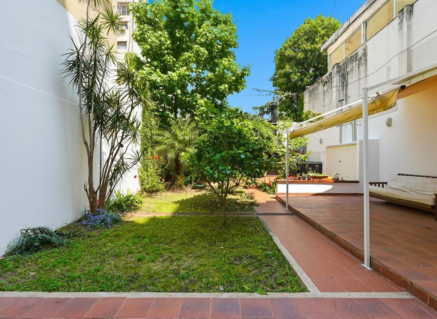 Venta de departamento 3 ambientes con jardín