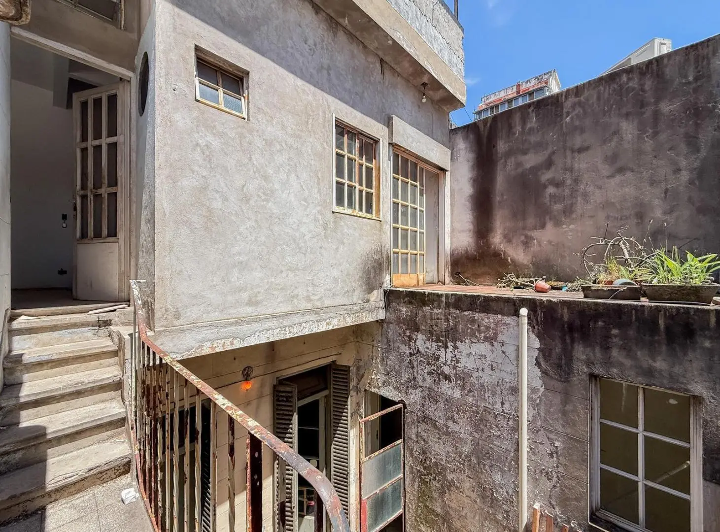 Venta PH 5 ambientes a reciclar con patio y terraza 3
