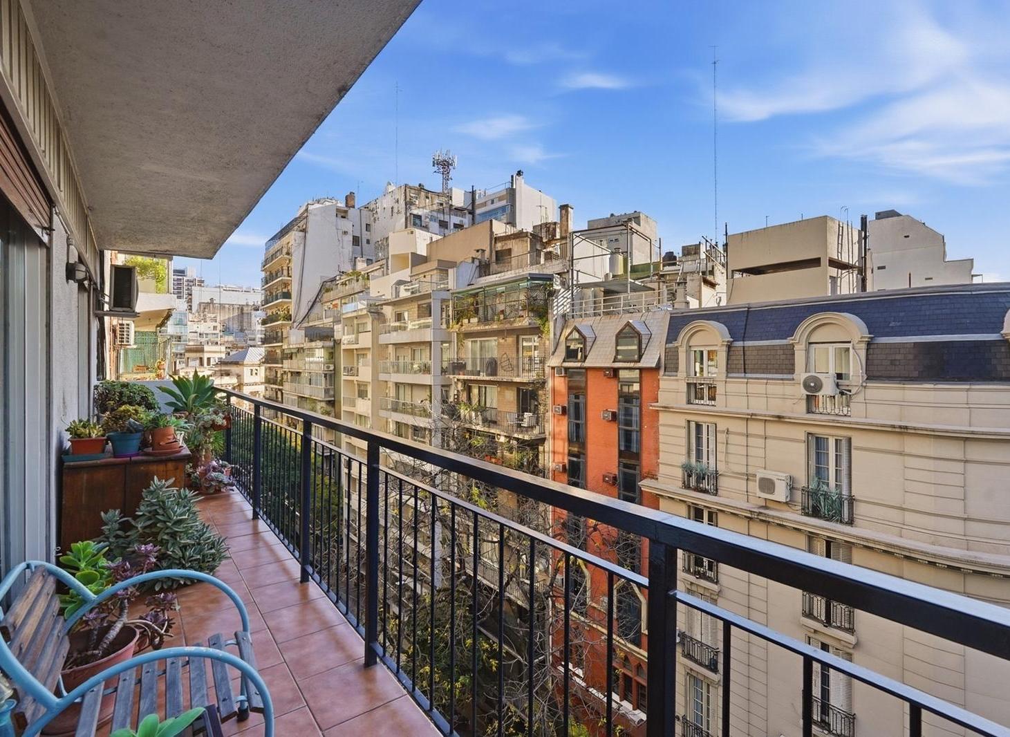 Venta Departamento 3 Ambientes mas escritorio en Recoleta con cochera y balcon