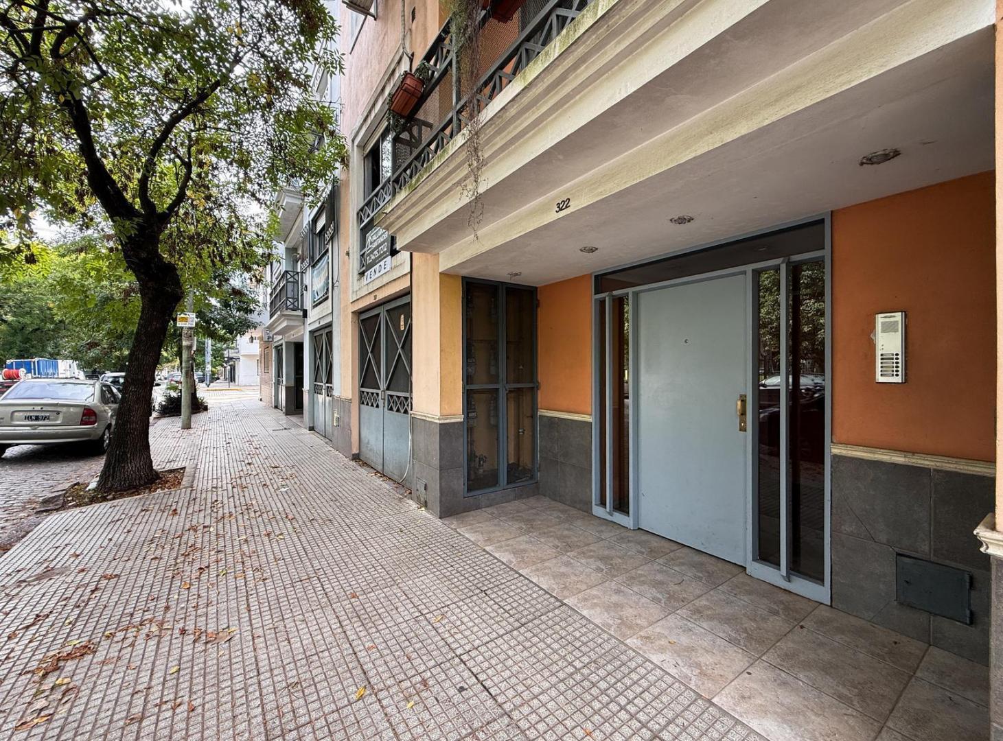 Departamento en venta 3 ambientes con patio frente a plaza Larrazabal