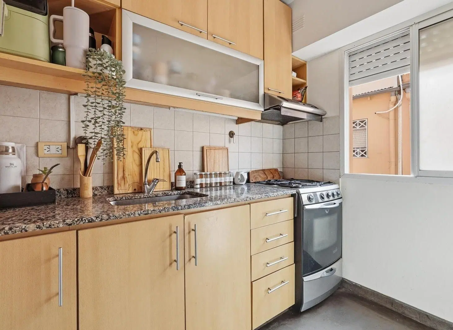 Departamento en venta 3 ambientes con patio frente a plaza Larrazabal 2