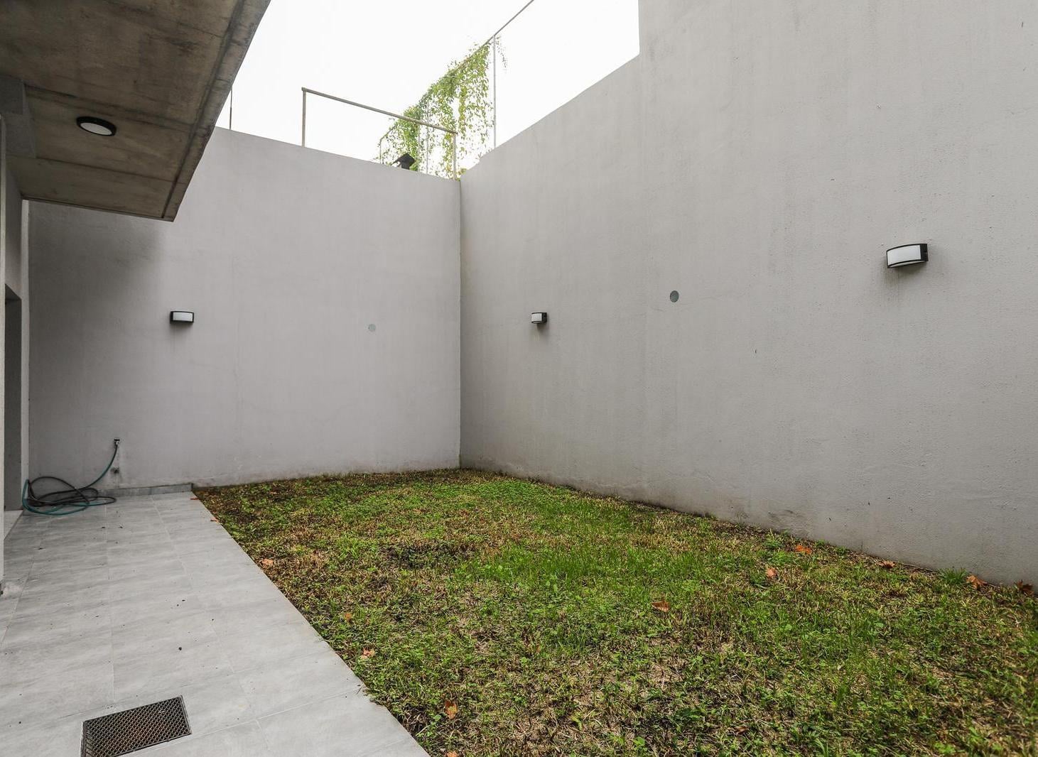 Venta Departamento 3 ambientes Villa Urquiza Cochera Patio Jardin