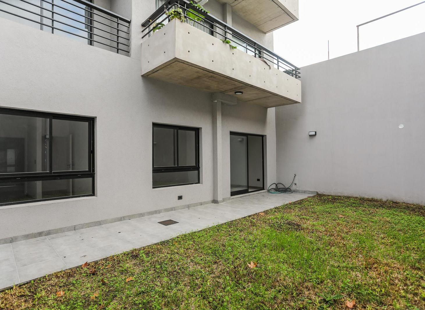 Venta Departamento 3 ambientes Villa Urquiza Cochera Patio Jardin