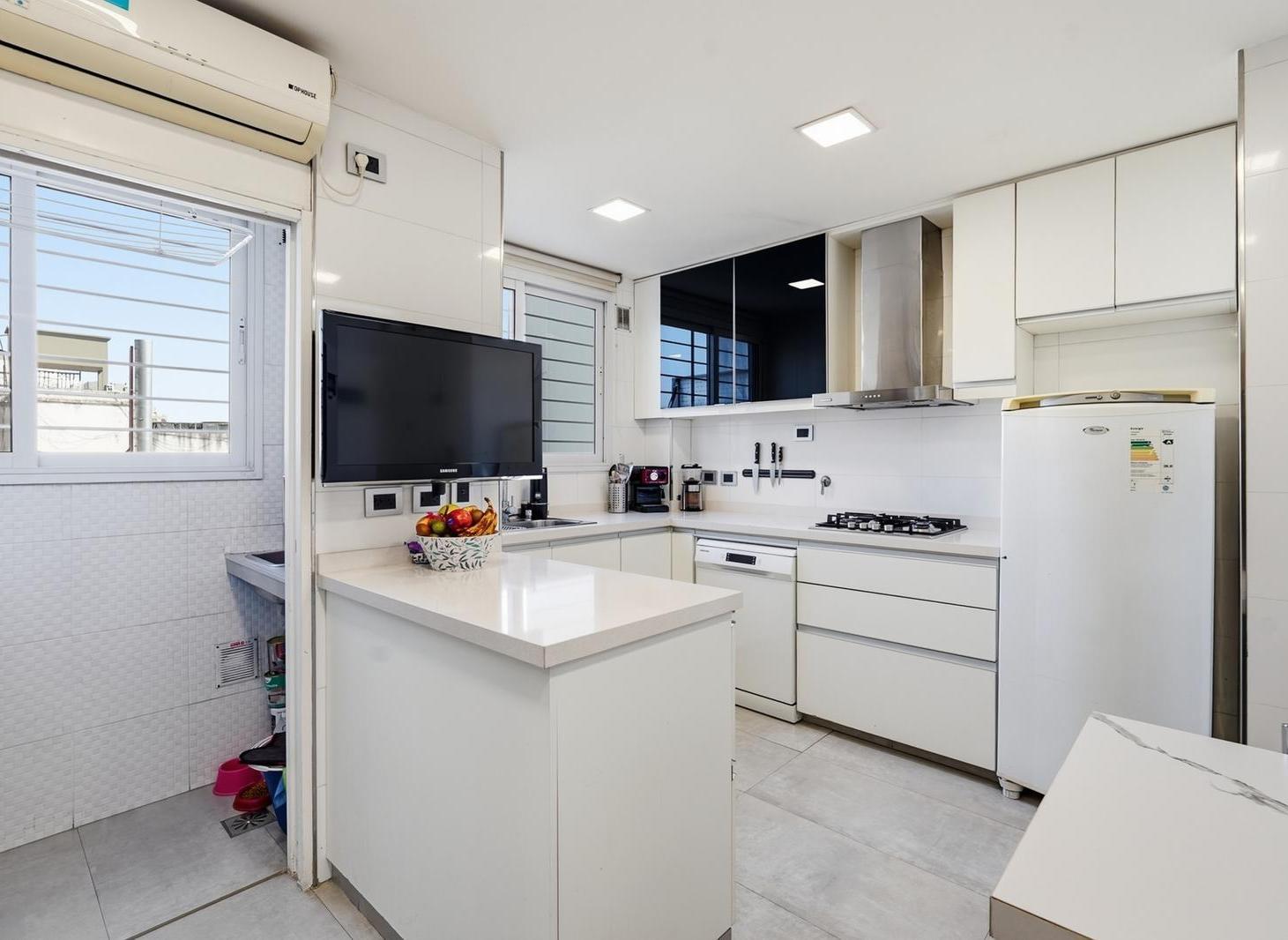 Foto de VENTA DEPARTAMENTO 4 AMBIENTES EN VILLA ORTUZAR REFACCIONADO IMPECABLE, imagen 2