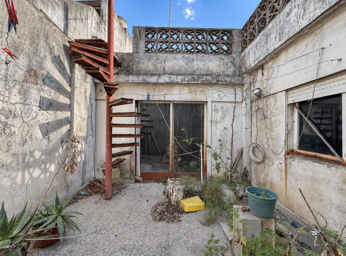 Foto de Venta Casa 3 ambientes a reciclar patio y terraza Monte Castro, imagen 1