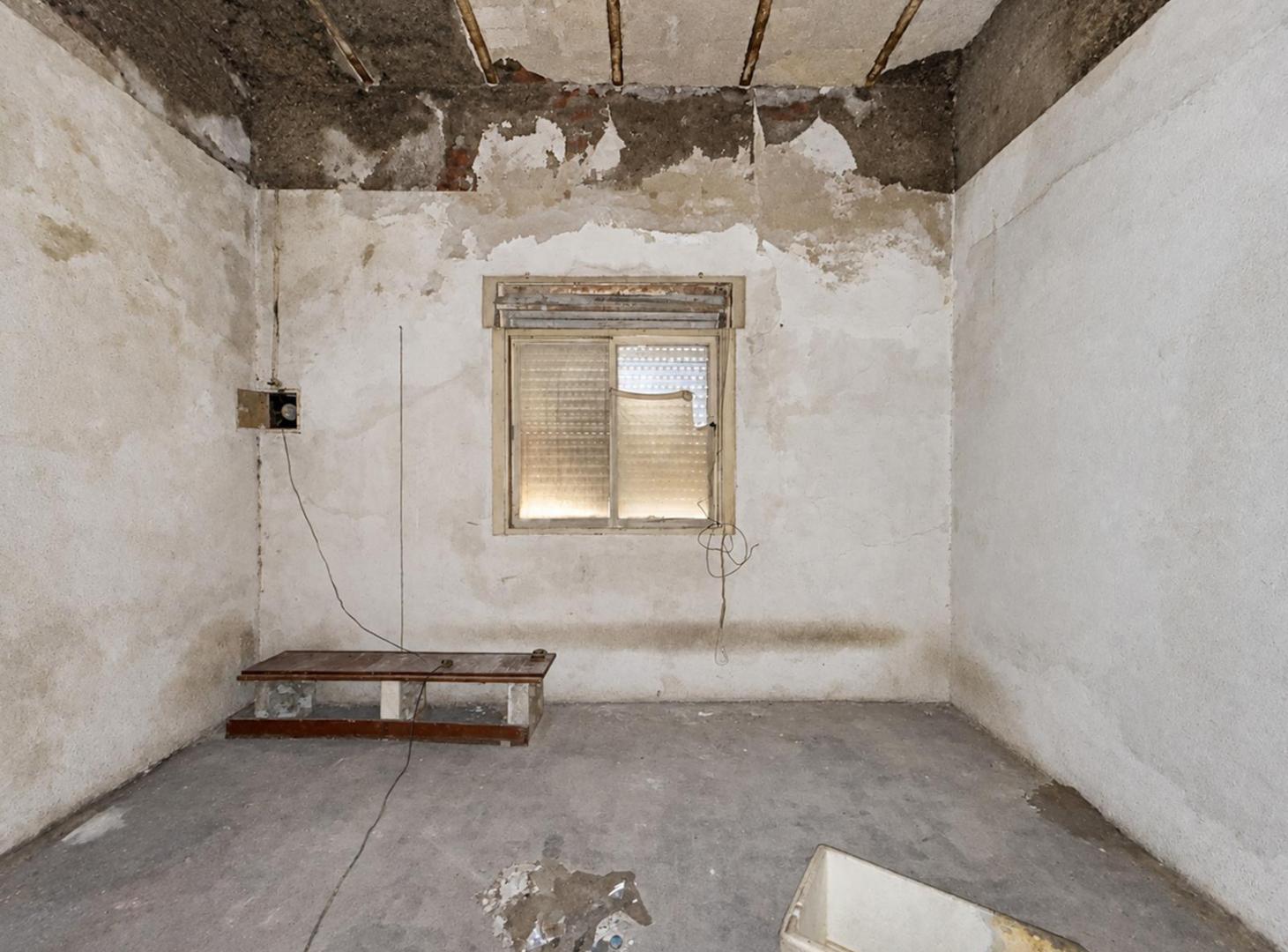Foto de Venta Casa 3 ambientes a reciclar patio y terraza Monte Castro, imagen 2