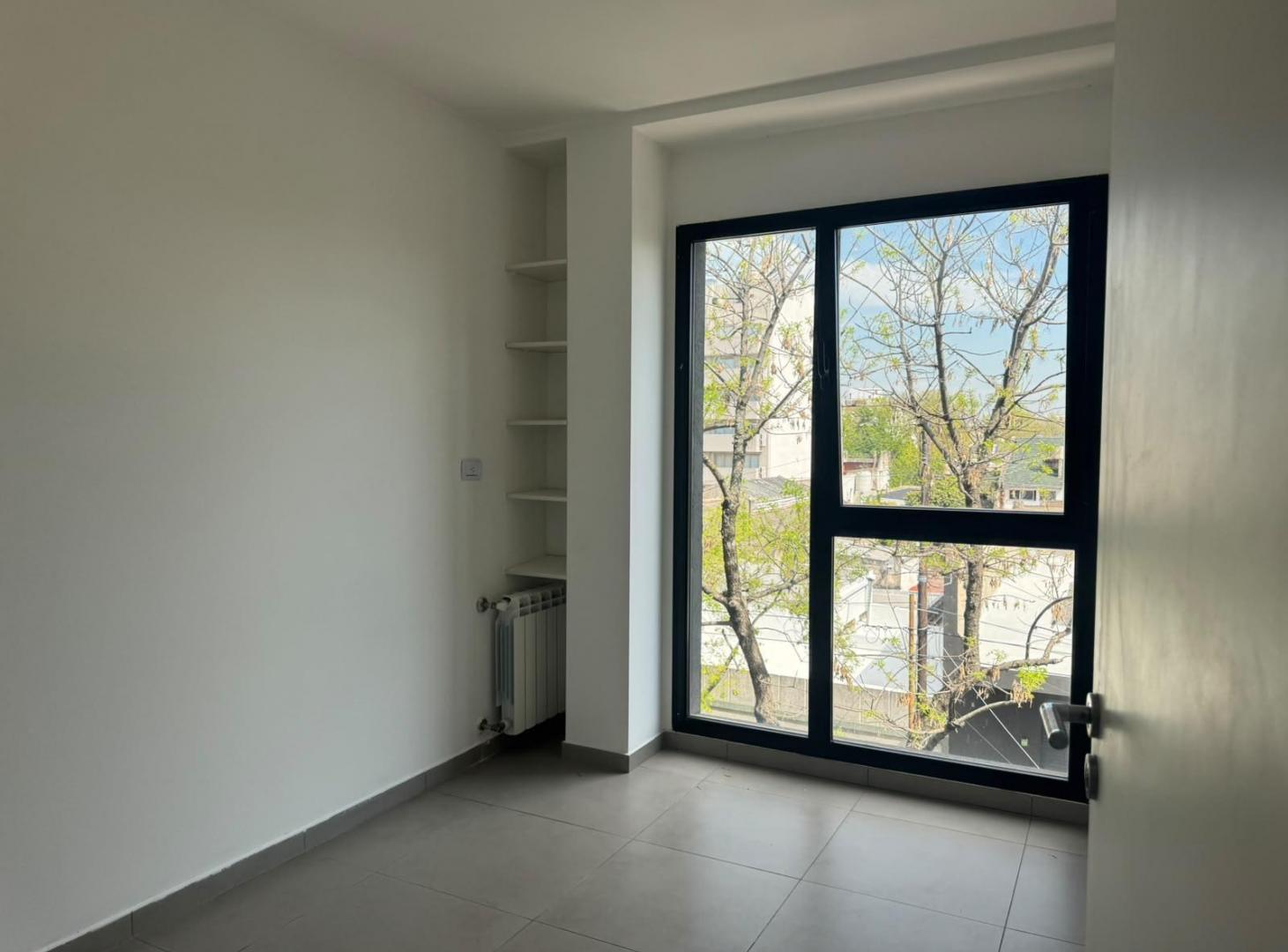 Foto de Departamento en alquiler 4 ambientes con patio y balcón en Liniers, imagen 4