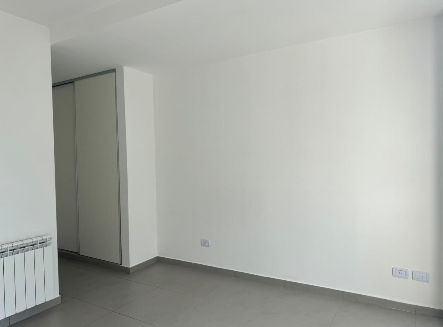 Foto de Departamento en alquiler 4 ambientes con patio y balcón en Liniers, imagen 2